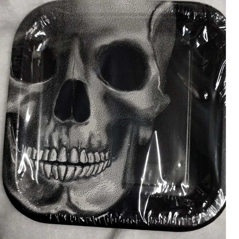 NEW Mainstays Black Skull Halloween Party Plates‎ 6.9